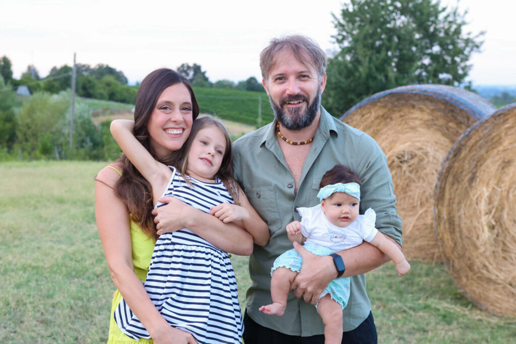 Servizio fotografico famiglia neonati pianura fieno