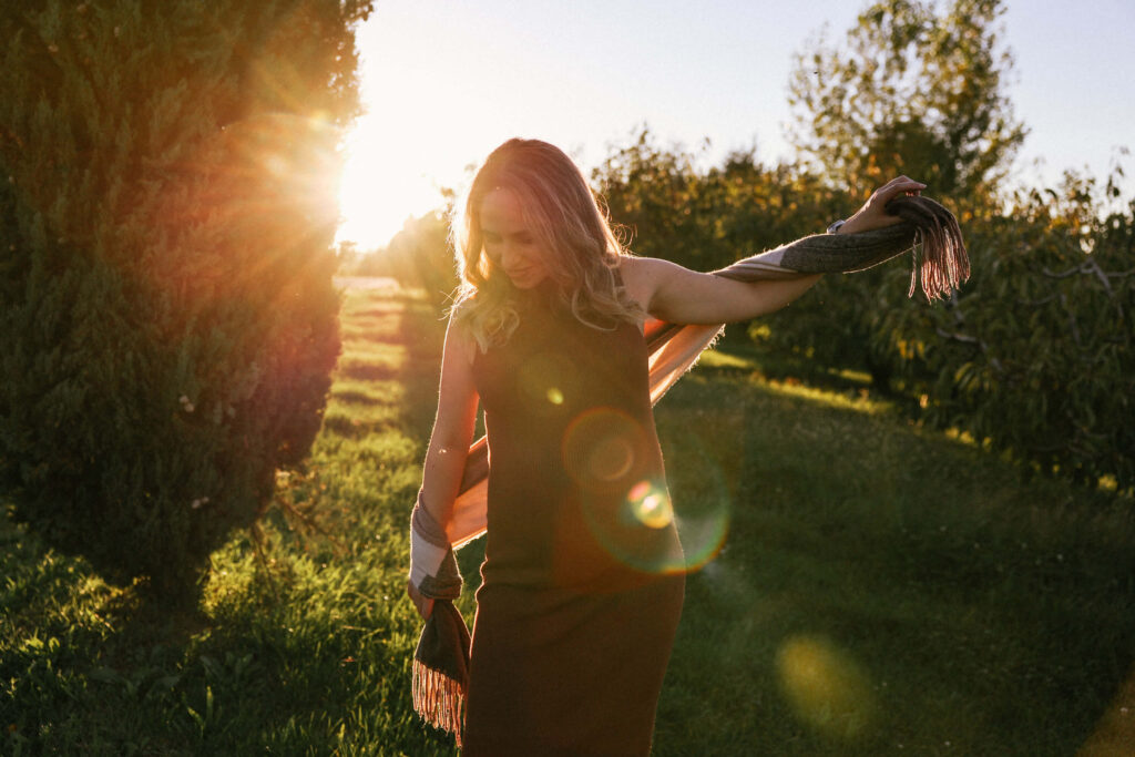 Servizio fotografico gravidanza donna controluce