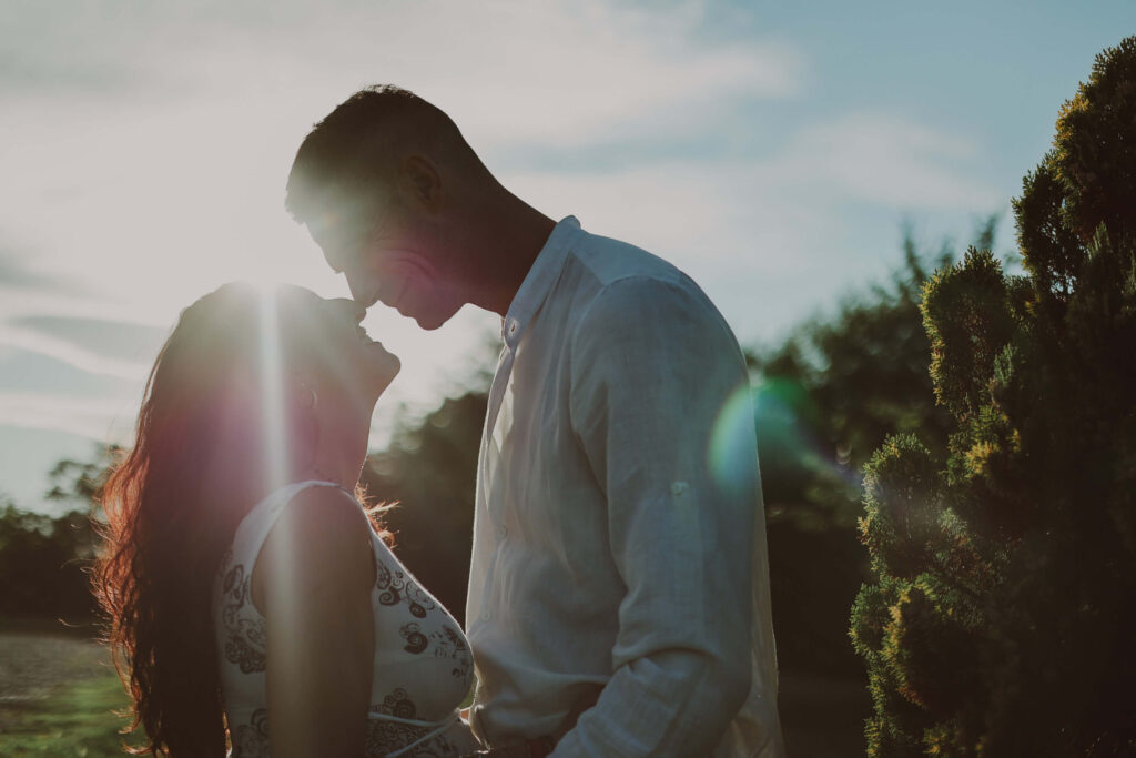Servizio fotografico gravidanza bacio controluce