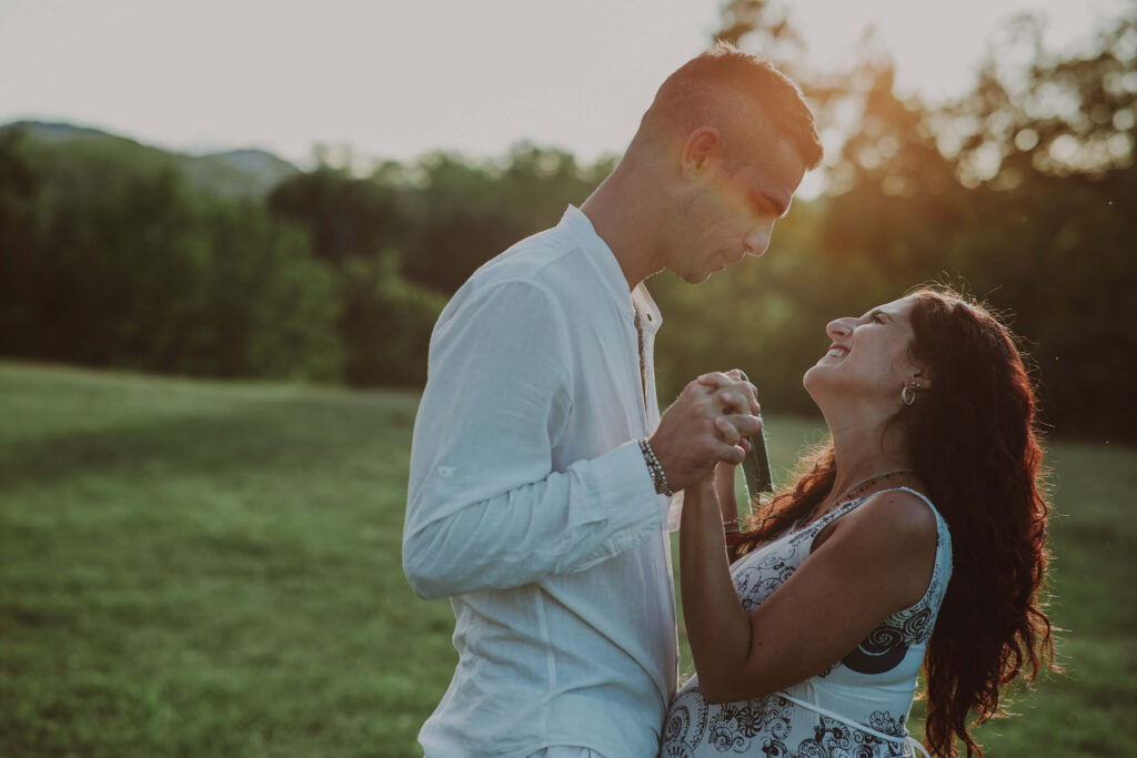 Servizio fotografico gravidanza coppia sorrisi