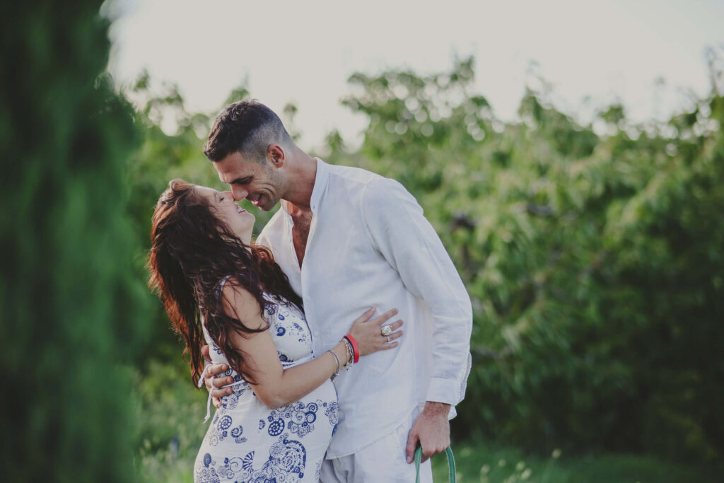 Servizio fotografico gravidanza bacio esterna