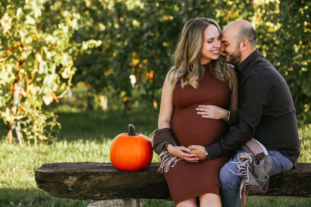 Servizio fotografico gravidanza zucca panchina