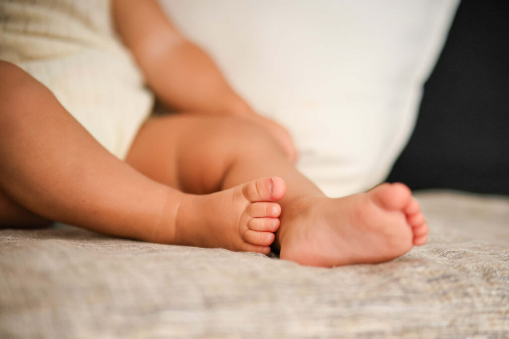 Servizio fotografico battesimo piedi neonati