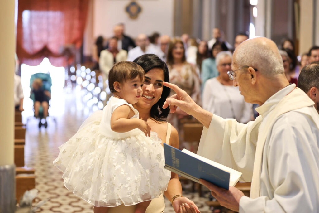 Servizio fotografico battesimo mamma benedizione