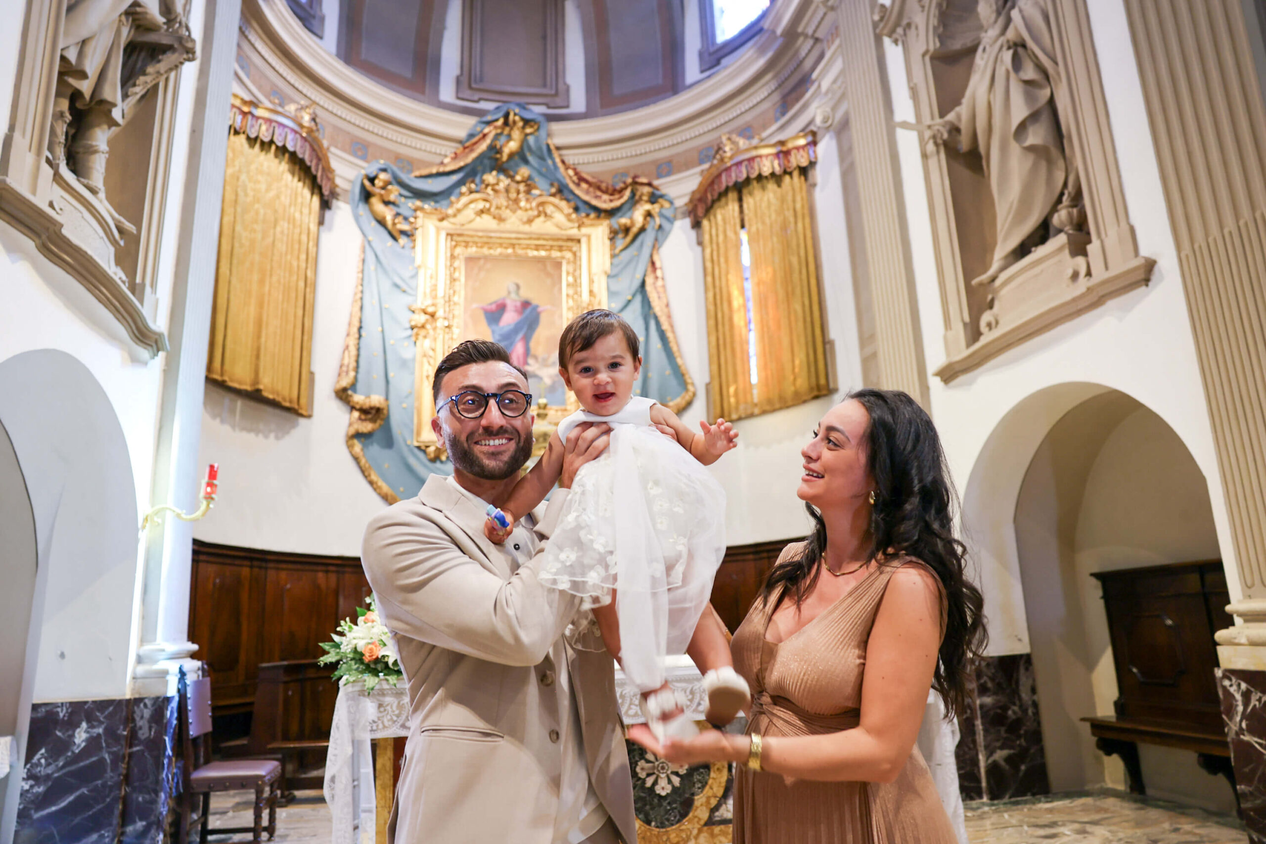Servizio fotografico battesimo famiglia in chiesa