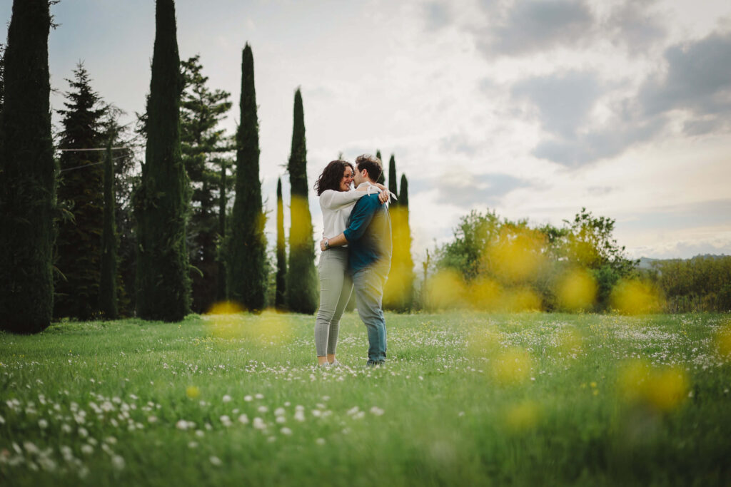Servizio fotografico di coppia prato natura